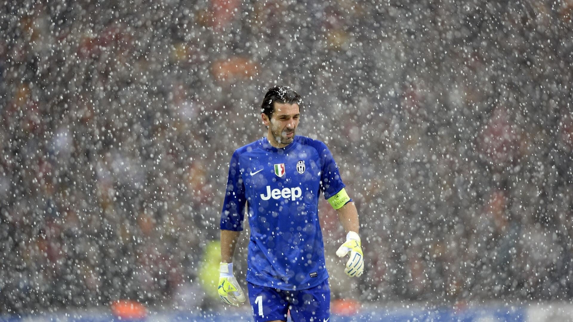 山本由伸捧冠军金杯下机！与Kike背同款37万名牌包吸睛，山本牌子