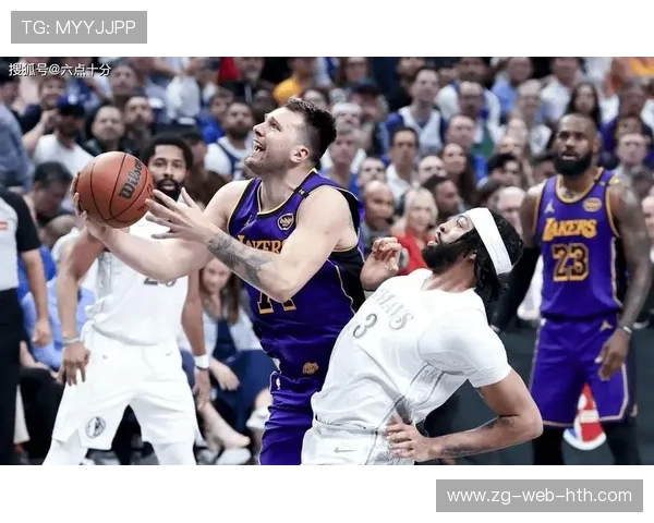 东契奇弧顶后仰旋转命中，独行侠全队鼓掌